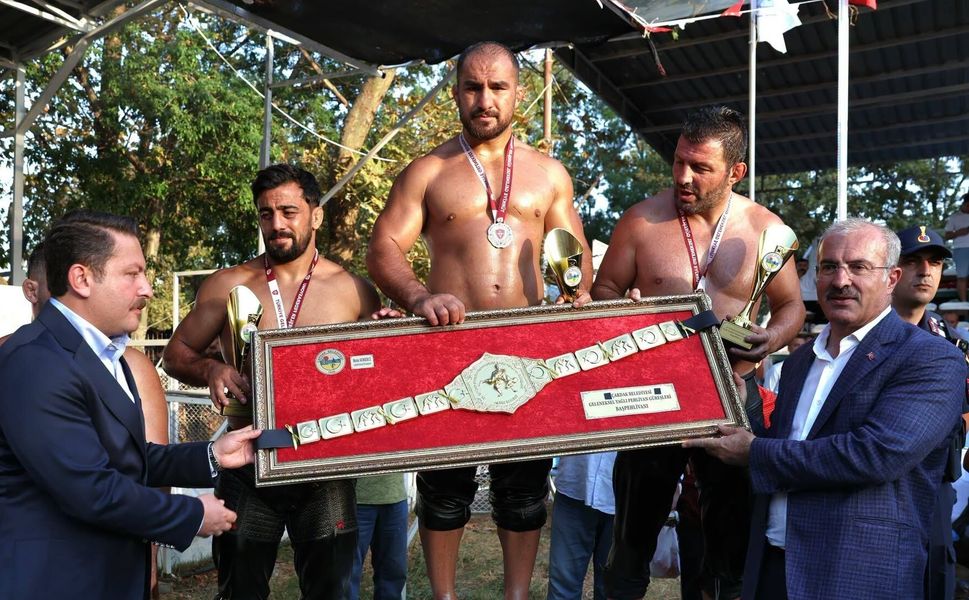 Tarihi Çardak Yağlı Güreşleri’nde Başpehlivan Feyzullah Aktürk Oldu