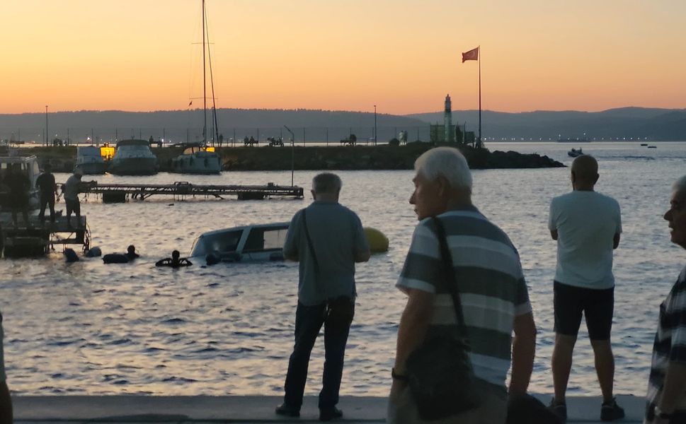 Çanakkale Marina’da tekne battı: Ekipler sudan vinçle çıkardı