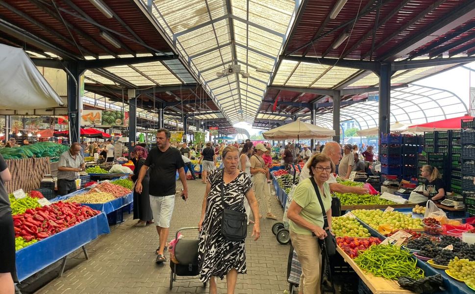 Cuma Pazarı’nda Meyve Sebze Fiyatları