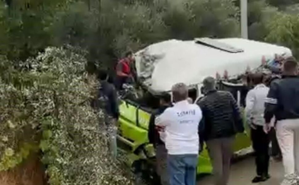 Gökçeada'da minibüs devrildi: 1 ölü, 2 yaralı