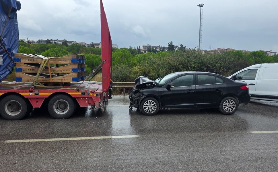 Rüzgar gülü gövdesi taşıyan tıra otomobil arkadan çarptı 4 yaralı