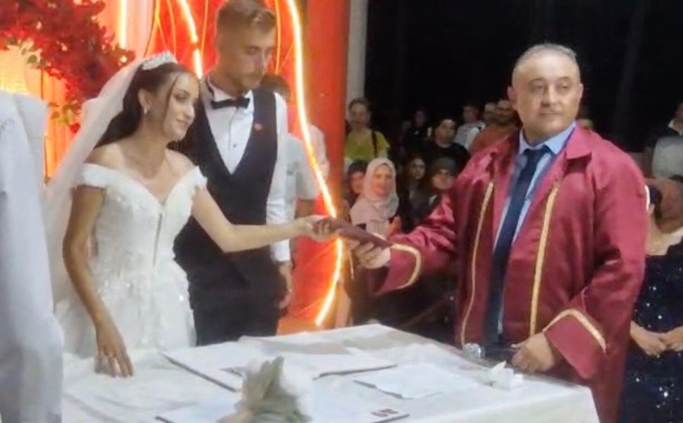 Gelibolu'da nikah memurunu duygulandıran nikah!