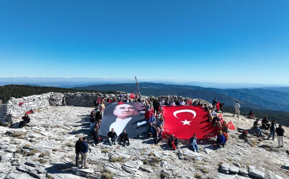 Kazdağları'nın zirvesinde bayrak yürüyüşü
