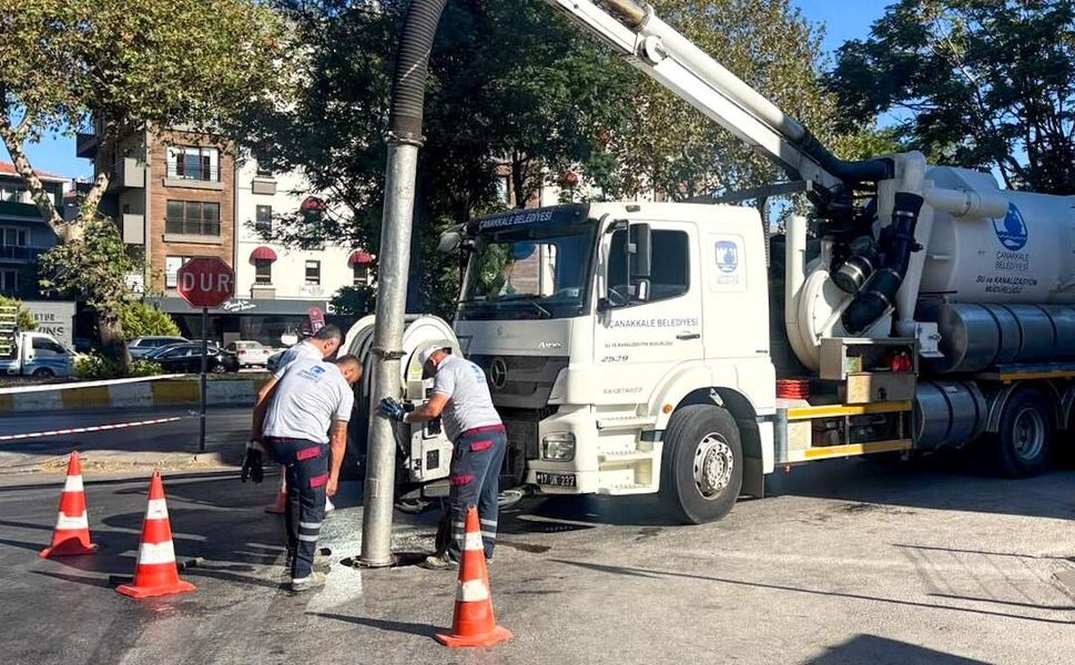 Çanakkale’de yağmursuyu ızgaralarında temizlik çalışması