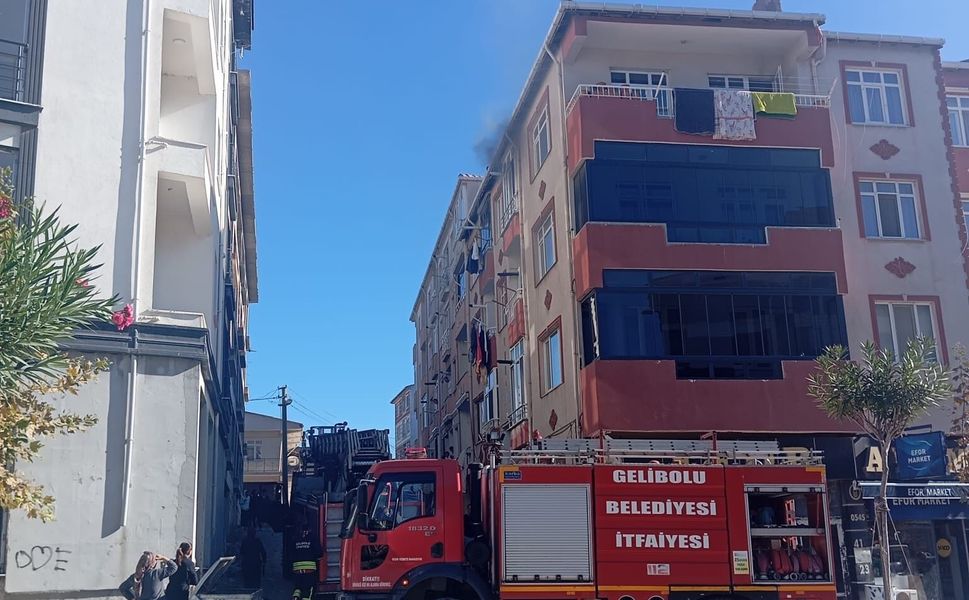 Gelibolu'da bir apartmanın 4'üncü katından çıkan yangın korkuttu