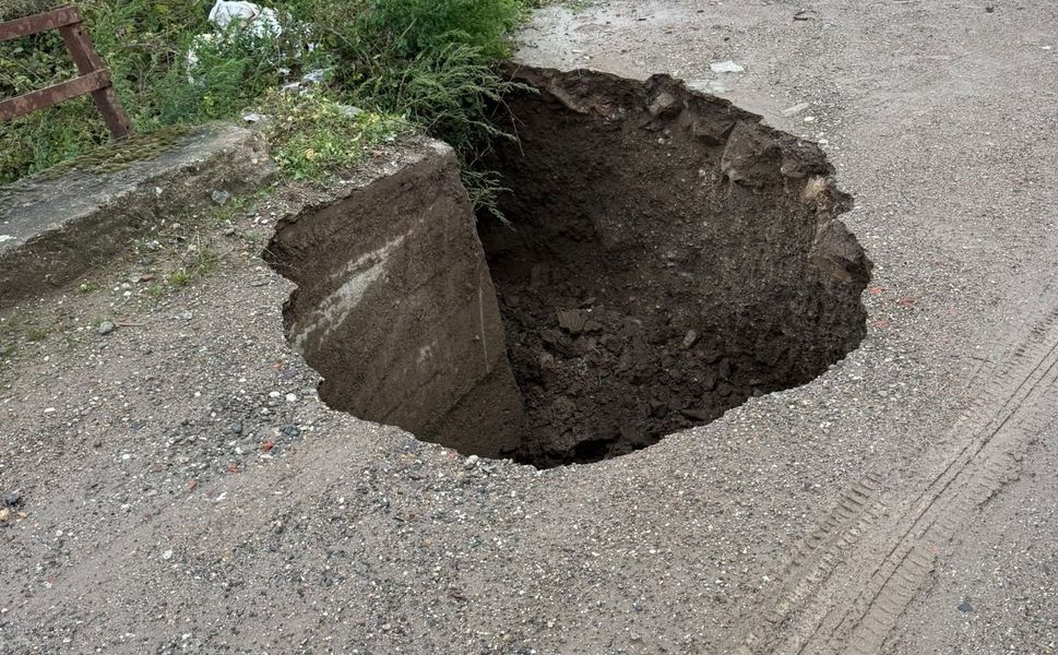 Biga'da sağanak yağışa dayanamayan yol çöktü