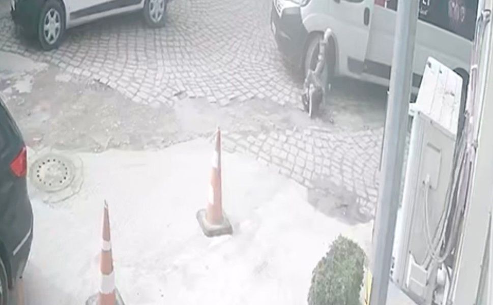 Ayağı minibüsün altında kalan yayanın görüntüleri güvenlik kamerasına yansıdı