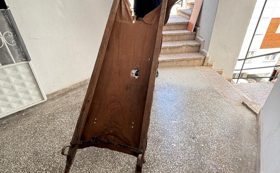 Çöpten tarih çıktı: Zabıta bulduğu '1915' damgalı askeri sedyeyi tarihe emanet etti