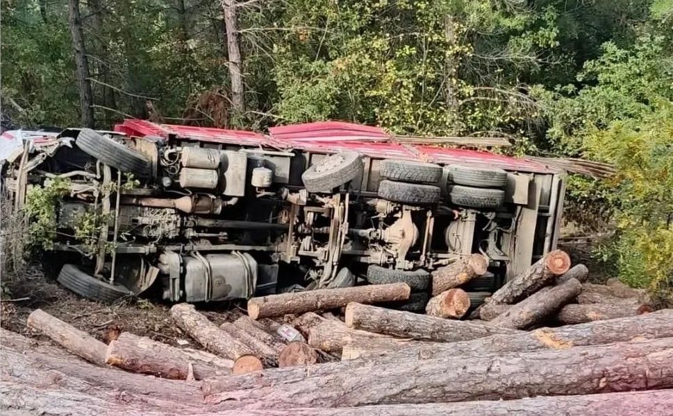 Çanakkale’de yol çöktü, tomruk yüklü kamyon devrildi: 1 ölü, 1 yaralı