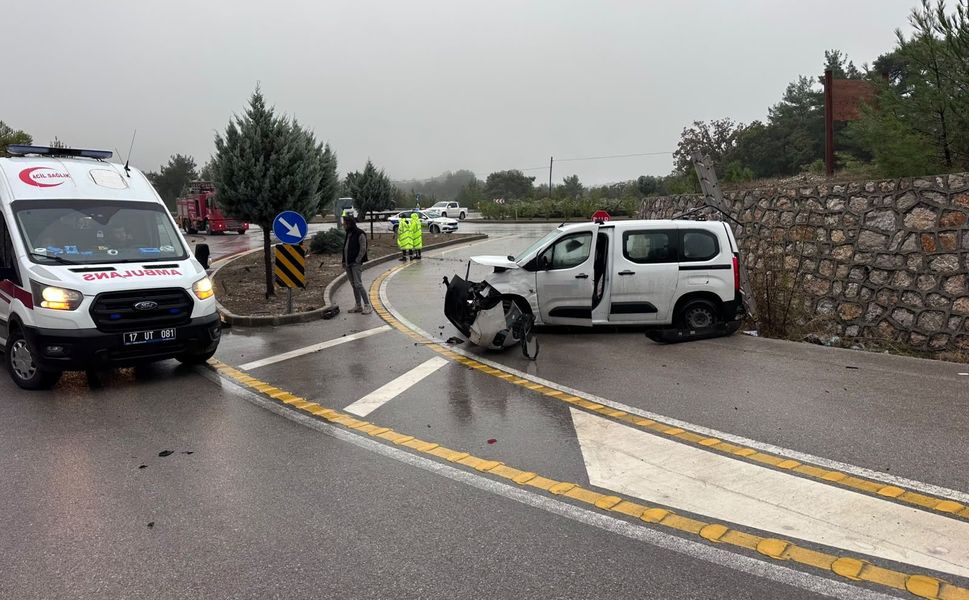 Çanakkale’de hafif ticari araç takla attı, sürücü yaralandı