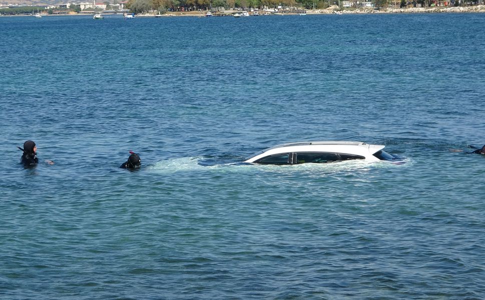 Kepez’de şaşkına çeviren olay; Otomobil denize düştü!