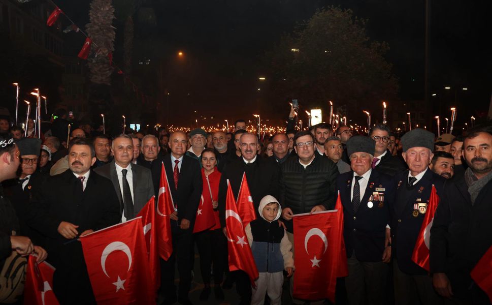 Çanakkale’de Cumhuriyet Coşkusu Fener Alayı’yla Sokaklara Taştı