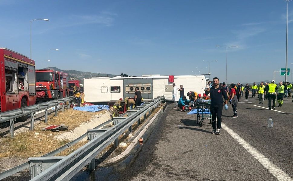 İzmir - İstanbul otoyolunda tır ile otobüs çarpıştı: 11 ölü