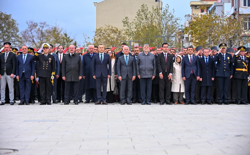 Çanakkale’de 29 Ekim Coşkusu Çelenk Töreniyle Başladı