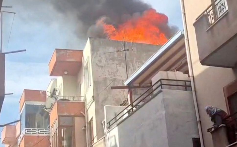 Çanakkale'de çatı katında yangın!