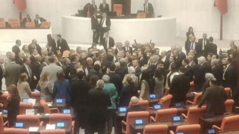 <p>Bu olaydan sonra AKP ve CHP vekilleri karşı karşıya geldi.</p>