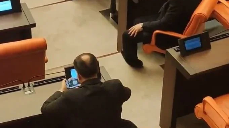 <h2>BATAK OYNADI</h2>
<p>Meclis'te ortalığın karıştığı sırada AKP Grubu'nun arka sıralarında oturan bir milletvekilinin cep telefonunda batak oyunu oynaması dikkatlerden kaçmadı.</p>
<p>Görüntüler sosyal medyada hızlı bir şekilde yayıldı ve kamuoyunda büyük tepkilere sebep oldu.</p>
<p><strong>Kaynak: Yeniçağ Gazetesi</strong></p>
