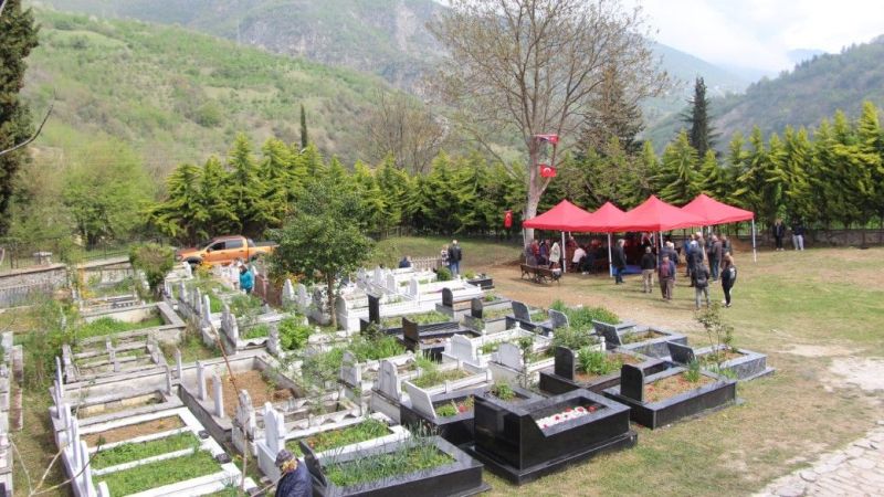 <p>Konak, kılınan cenaze namazının ardından Güney Mahallesi’ndeki Konakoğlu Mezarlığı’nda vasiyetindeki ceviz ağacının altına defnedildi. Annesi Saynur ve babası Demirağa Konak’ın mezarının karşısına defnedilen Volkan Konak’ı sevenleri bugün de yalnız bırakmadı.</p>