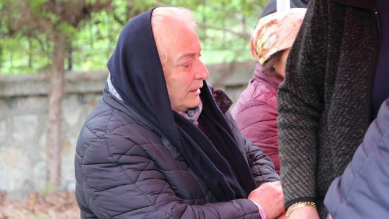 <p>Kuzey Kıbrıs Türk Cumhuriyeti’nde konser esnasında fenalaşarak yere yığılan ve kaldırıldığı hastanede kurtarılamayan ünlü sanatçı Volkan Konak’ın cenazesi, dün memleketi Trabzon’un Maçka ilçesinde son yolculuğuna uğurlandı.</p>