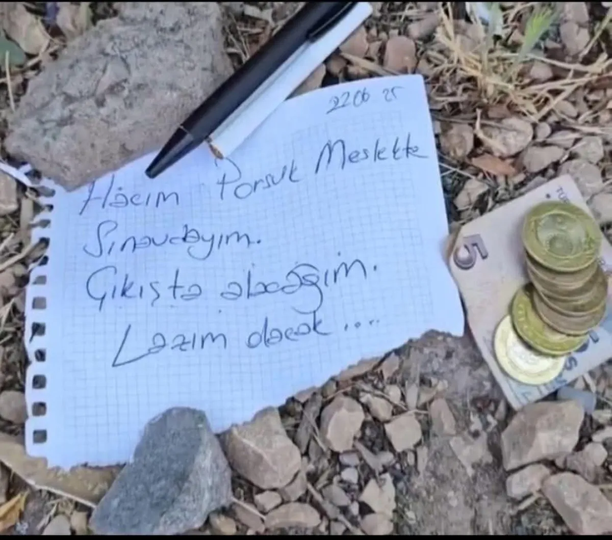 Genç aday, eşyalarının yanına el yazısıyla kısa bir not iliştirdi: “Hacım, Porsuk Meslek’te sınavdayım. Çıkışta alacağım. Lazım olacak...” Bu not, sosyal medyada hızla yayıldı ve birçok kişiyi derinden etkiledi.