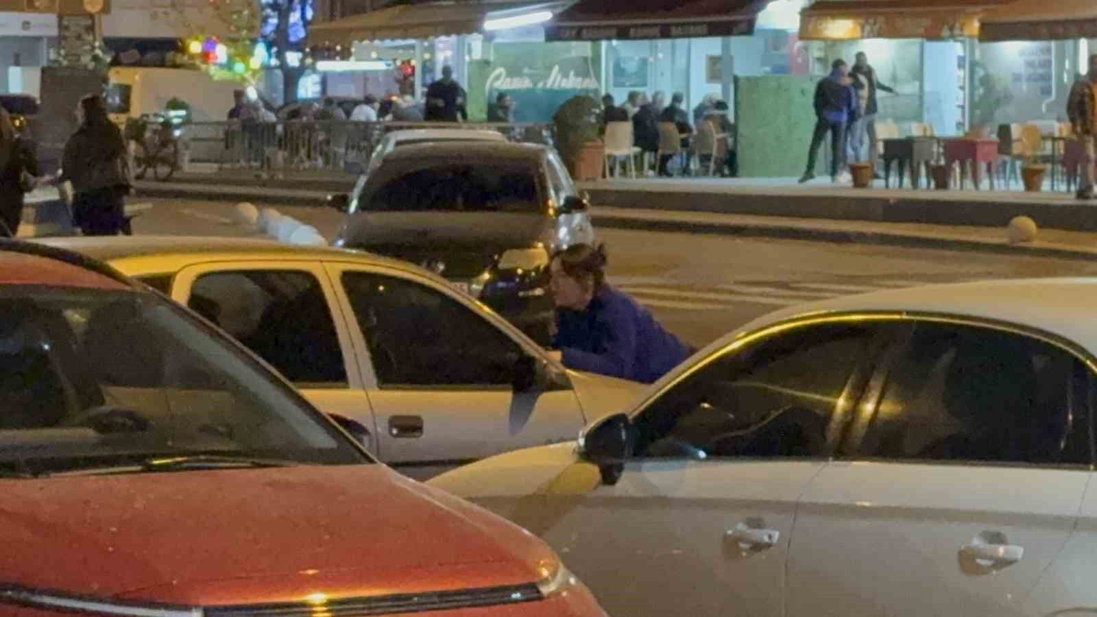 Esiyle Tartisan Kadin Aracin Kaputuna Yatti 1