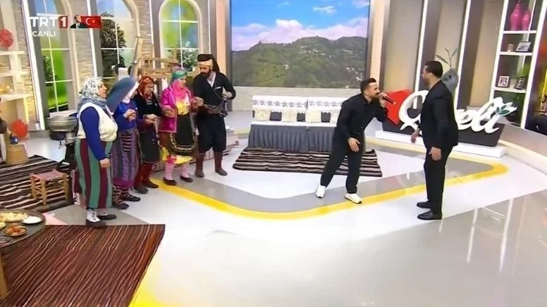 “Stüdyomuzda Rize rüzgarları” yazısıyla yayımlanan bu görüntüler, günün anlam ve önemine uygun bulunmadığı gerekçesiyle sosyal medyada eleştiri topladı.