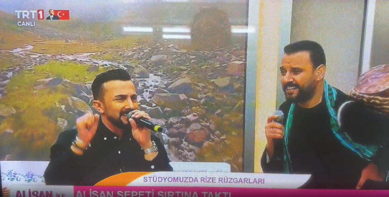 TRT 1’de 10 Kasım sabahı yayınlanan programda, Alişan ve konuklarının kahkahalar eşliğinde horon teptiği ve türkü söylediği anlar ekranlara yansıdı.