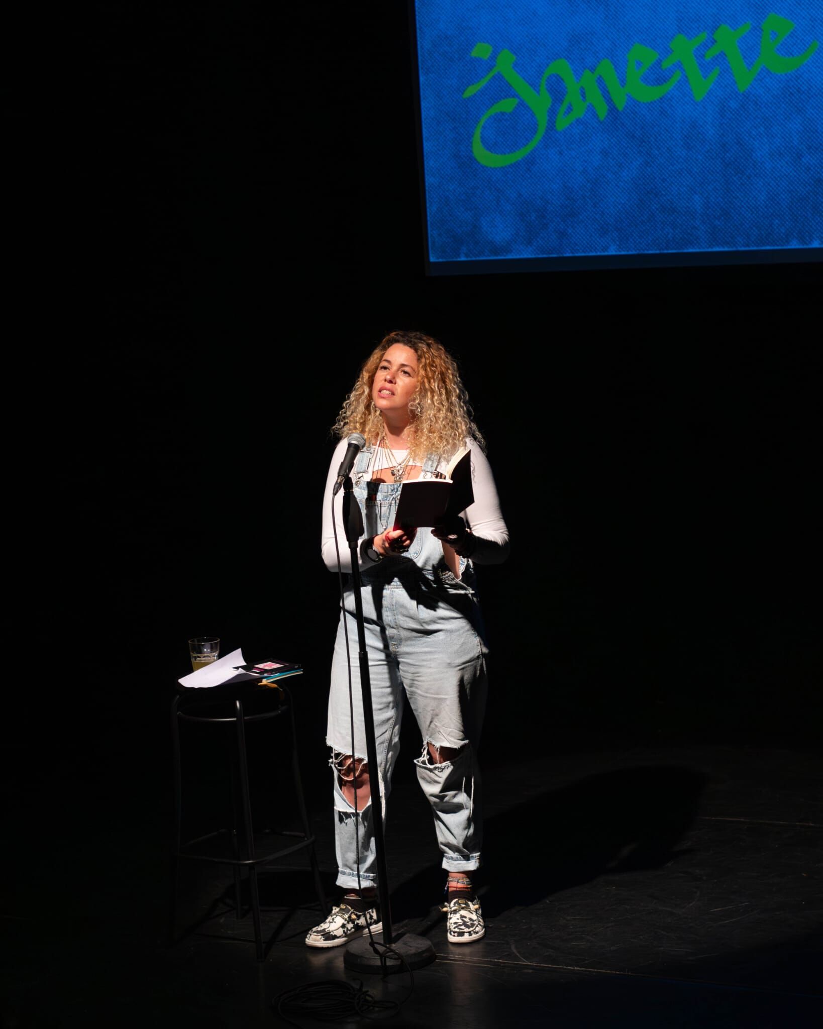 Janette Ayachi şair
