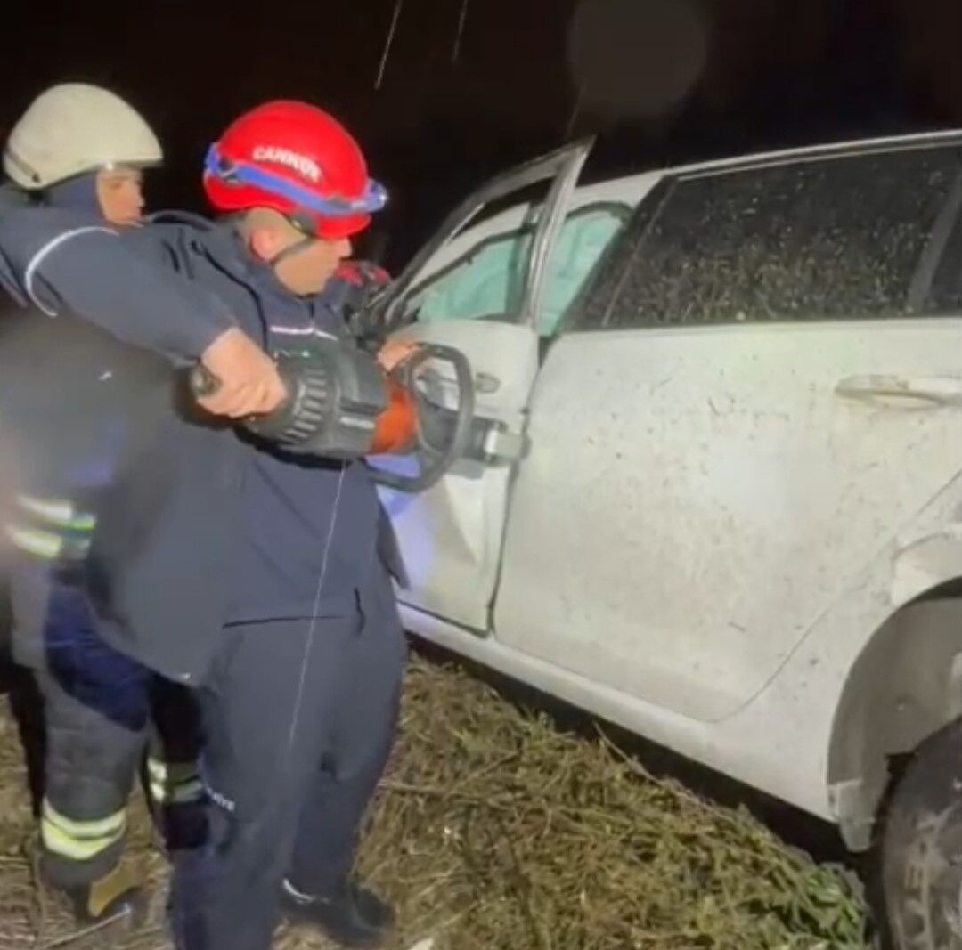 Adana’da Otomobil Şarampole Yuvarlandı 2 Kişi Ölümden Döndü (2)