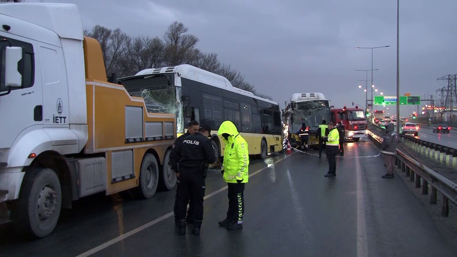 Başakşehir'de 3 İett Otobüsü Birbirine Girdi 5 Yaralı (2)