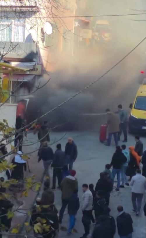 Beyoğlu'nda Yangın Alev Alev Yanan Araç Küle Döndü (2)