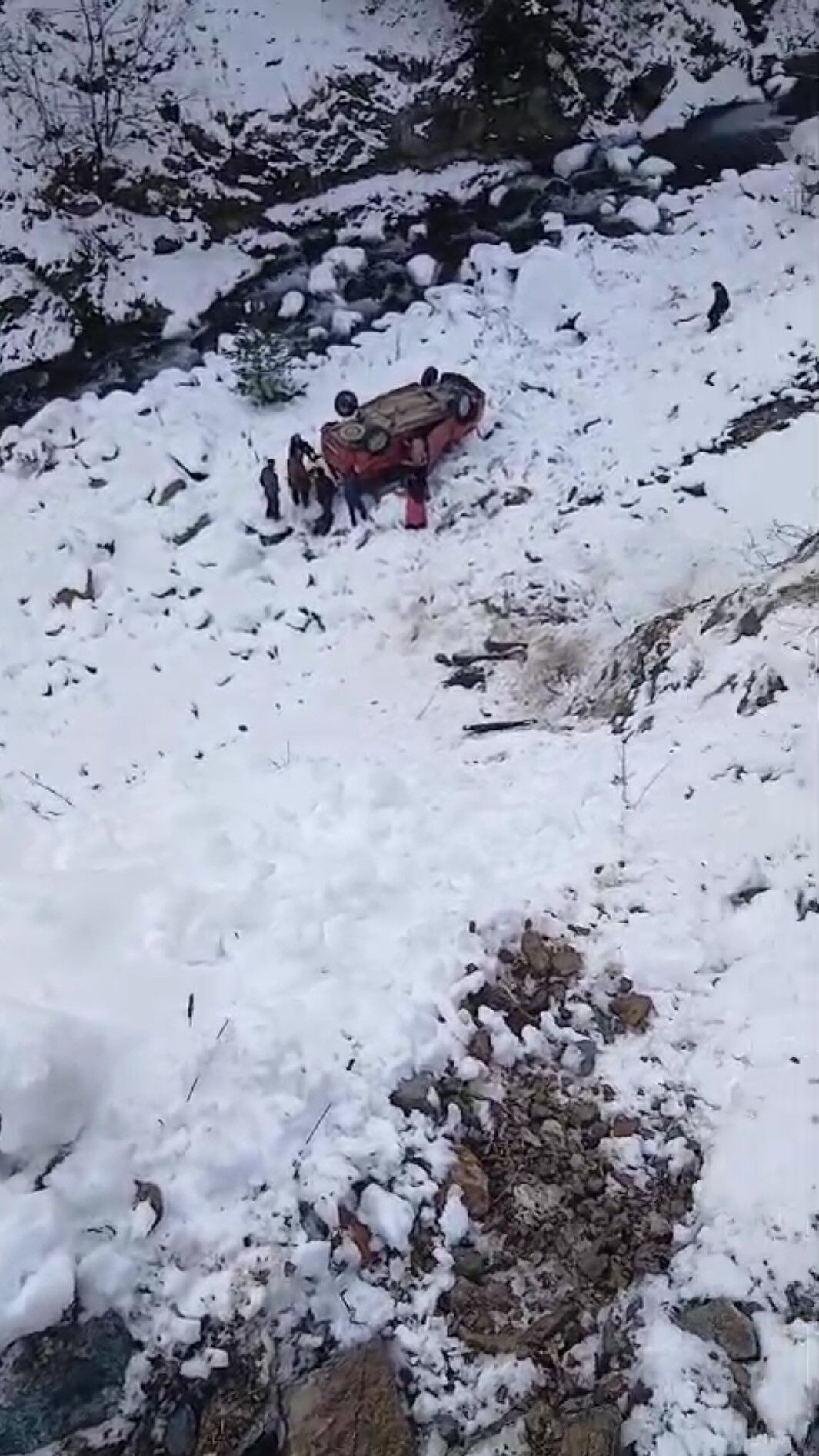 Kamyonet Dere Yatağına Yuvarlandı 5 Kişi Yaralandı (1)