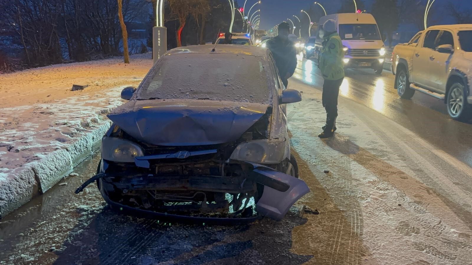 Karlı Yolda Zincirleme Kaza 9 Araç Birbirine Girdi (3)