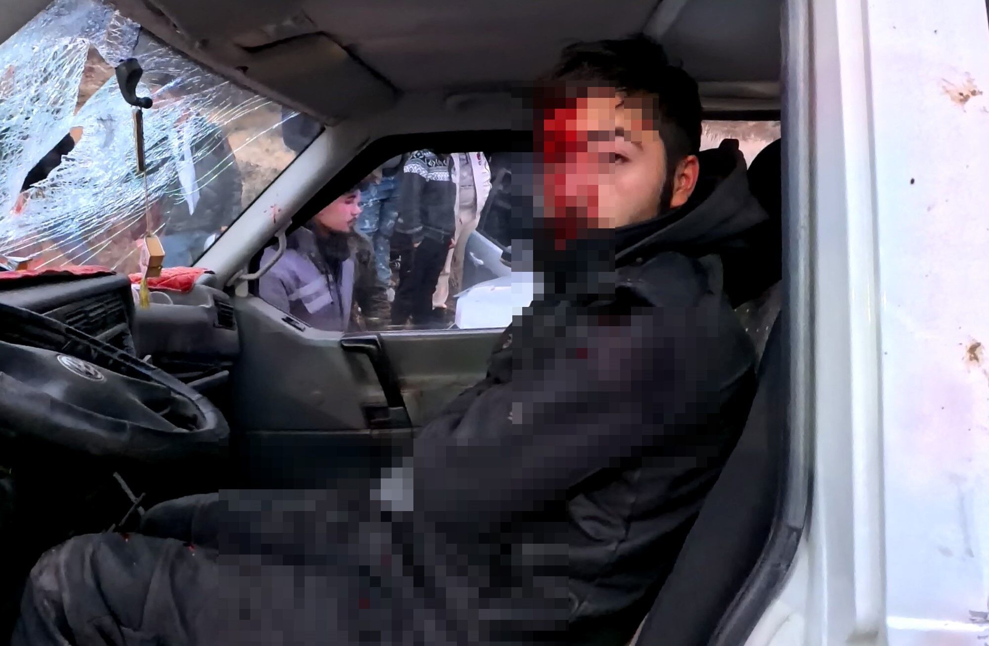 Minibüs Ile Otomobil Kafa Kafaya Çarpıştı 6 Kişi Yaralandı (1)