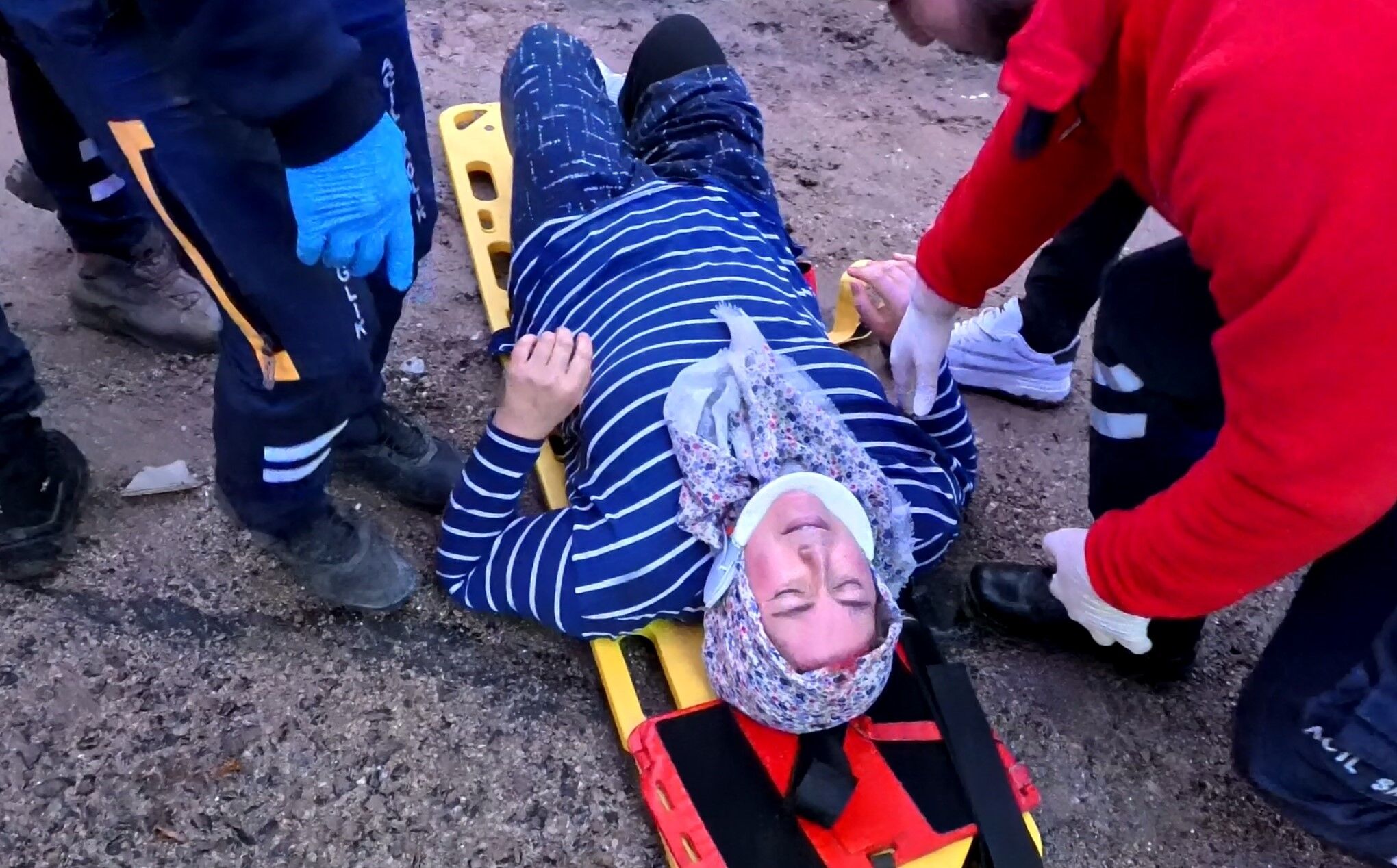 Minibüs Ile Otomobil Kafa Kafaya Çarpıştı 6 Kişi Yaralandı (3)