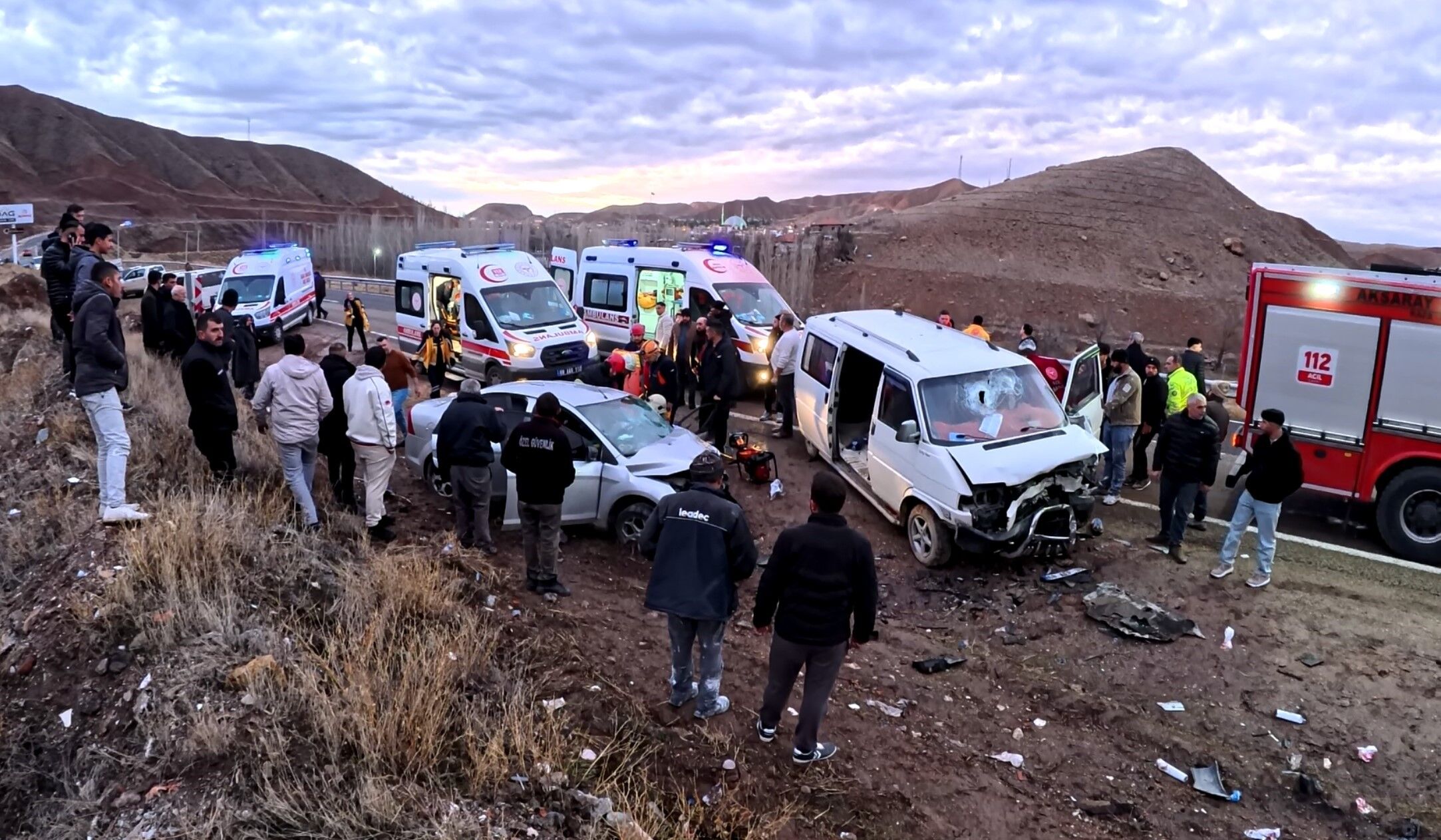Minibüs Ile Otomobil Kafa Kafaya Çarpıştı 6 Kişi Yaralandı (4)