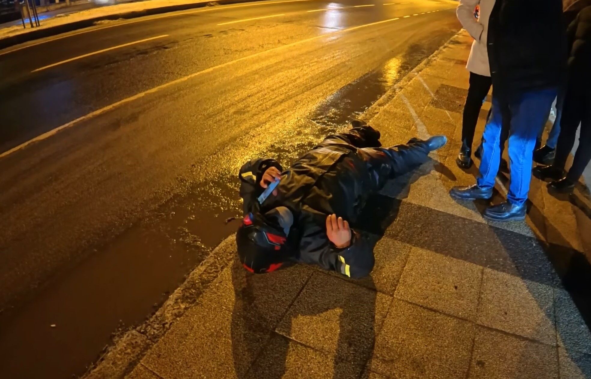 Motokurye Buzlu Yolda Kaydı Ölümden Döndü (1)