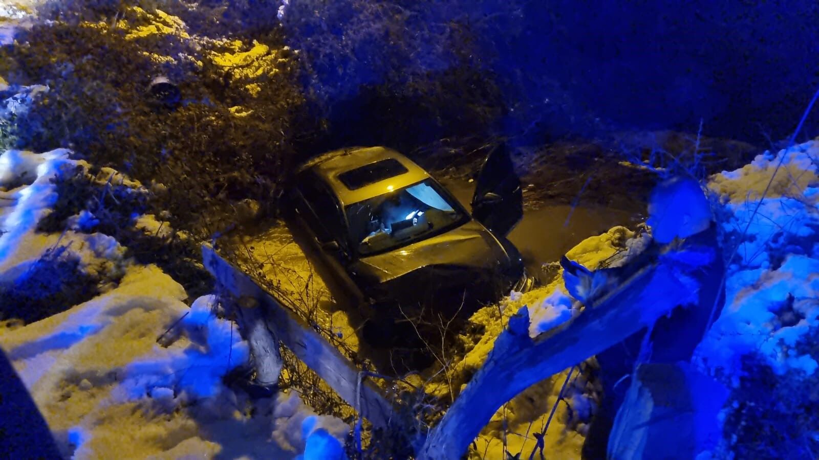 Otomobil Dereye Uçtu 1 Kişi Yaralandı (1)