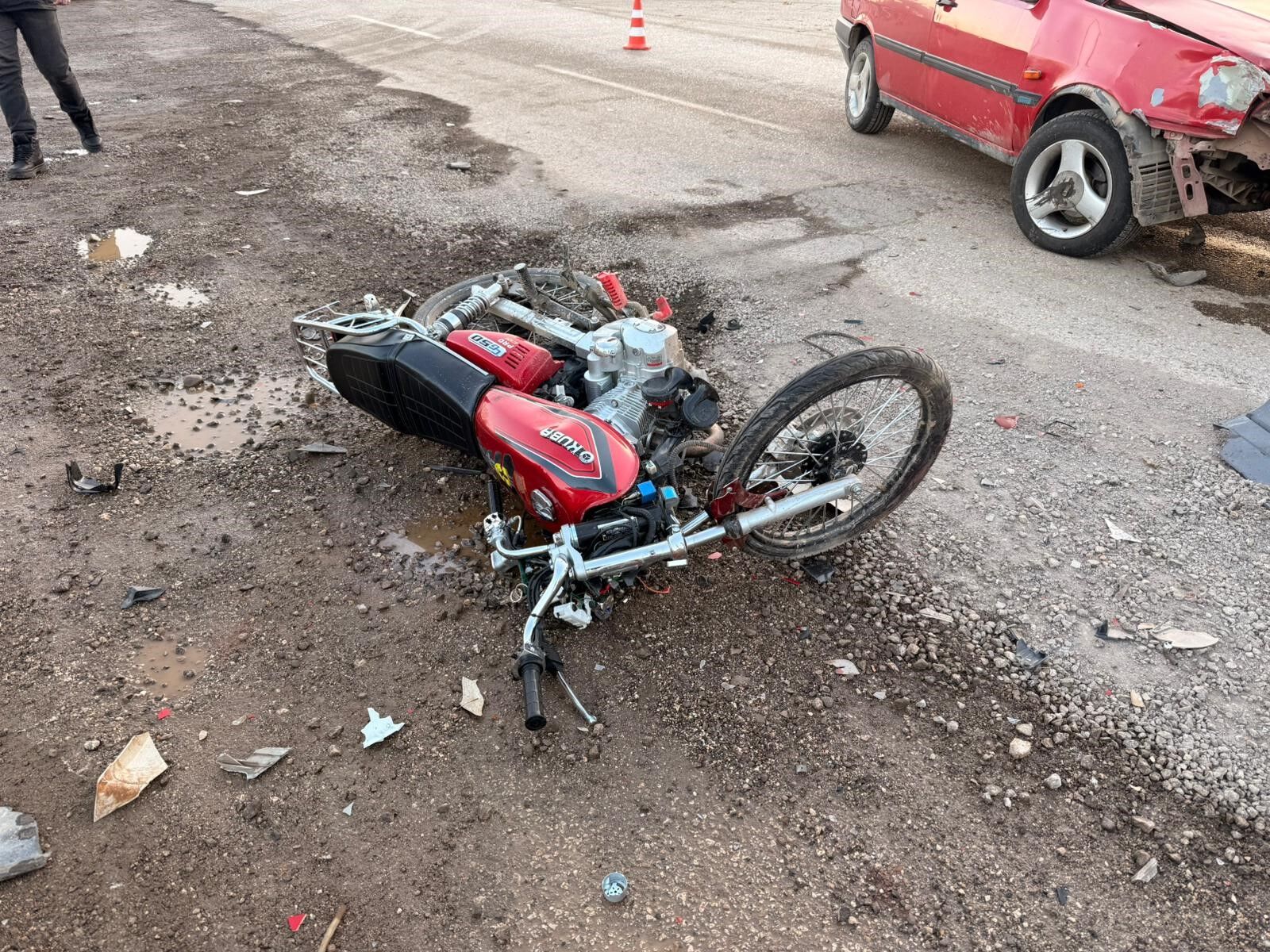 Otomobille Çarpışan Motosikletin Sürücüsü Ölümden Döndü (2)
