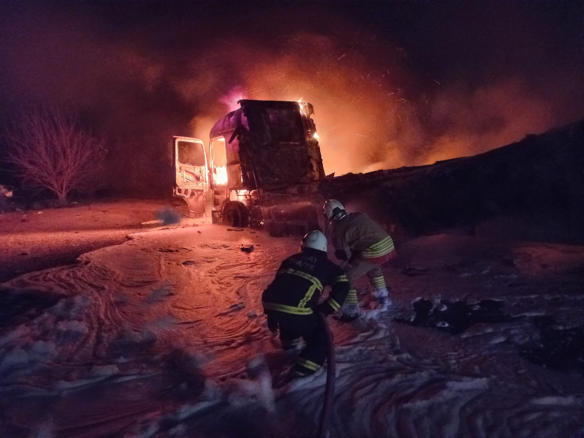 Seyir Halindeyken Alev Topuna Döndü Yanan Tır Kullanılmaz Hale Geldi (2)