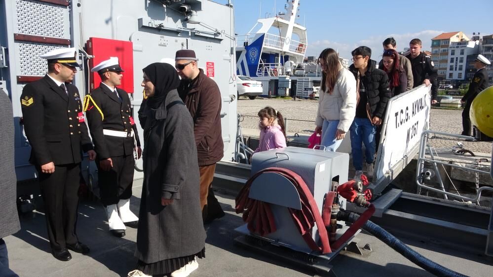 Canakkalede Yerli Savas Gemileri Ziyarete Acildi Vatandaslar Akin Etti 4