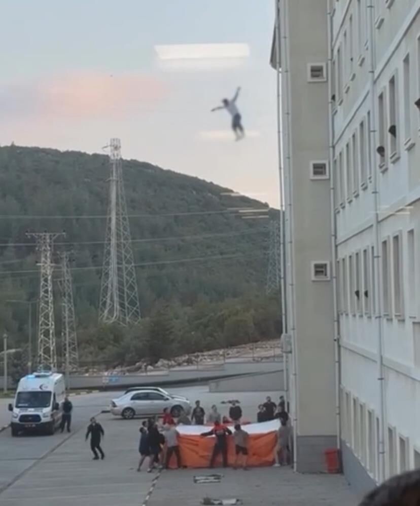 Universite Ogrencisi Yurdun Penceresine Cikip Asagi Atladi 6