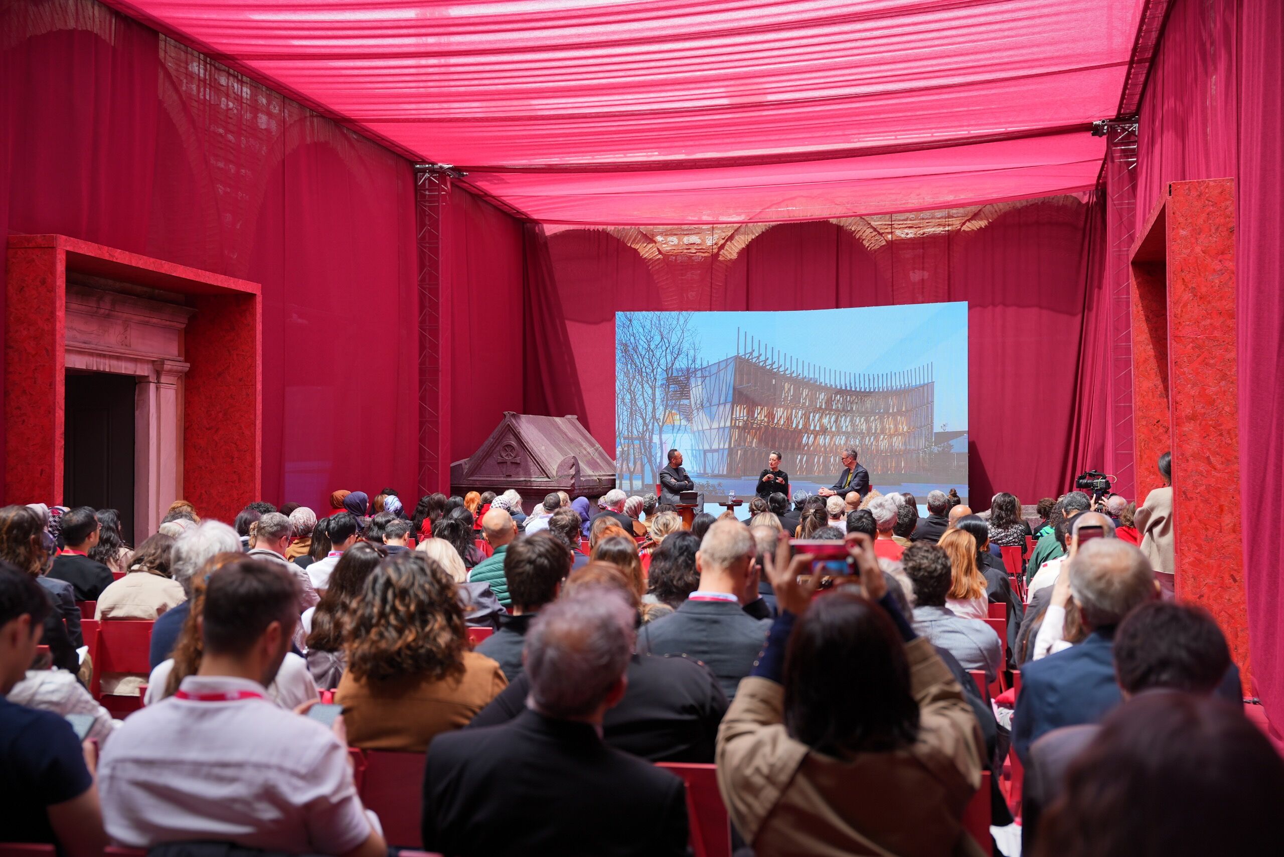 Session Two Design Of Our Time Material Worlds Tom Dixon Cbe & Lina Ghotmeh Moderator Celâleddin Çelik Global Design Forum İstanbul 2026 Courtesy Of People Places Ideas & Global Desi