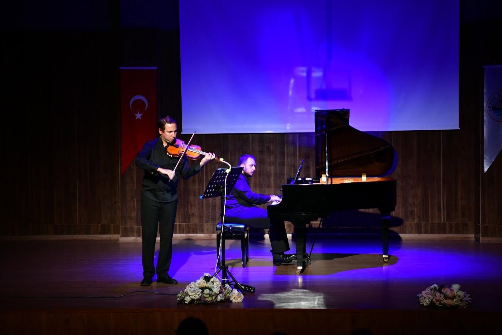 Kepez’de kültür sanat sezonu keman ve piyano resitaliyle açıldı