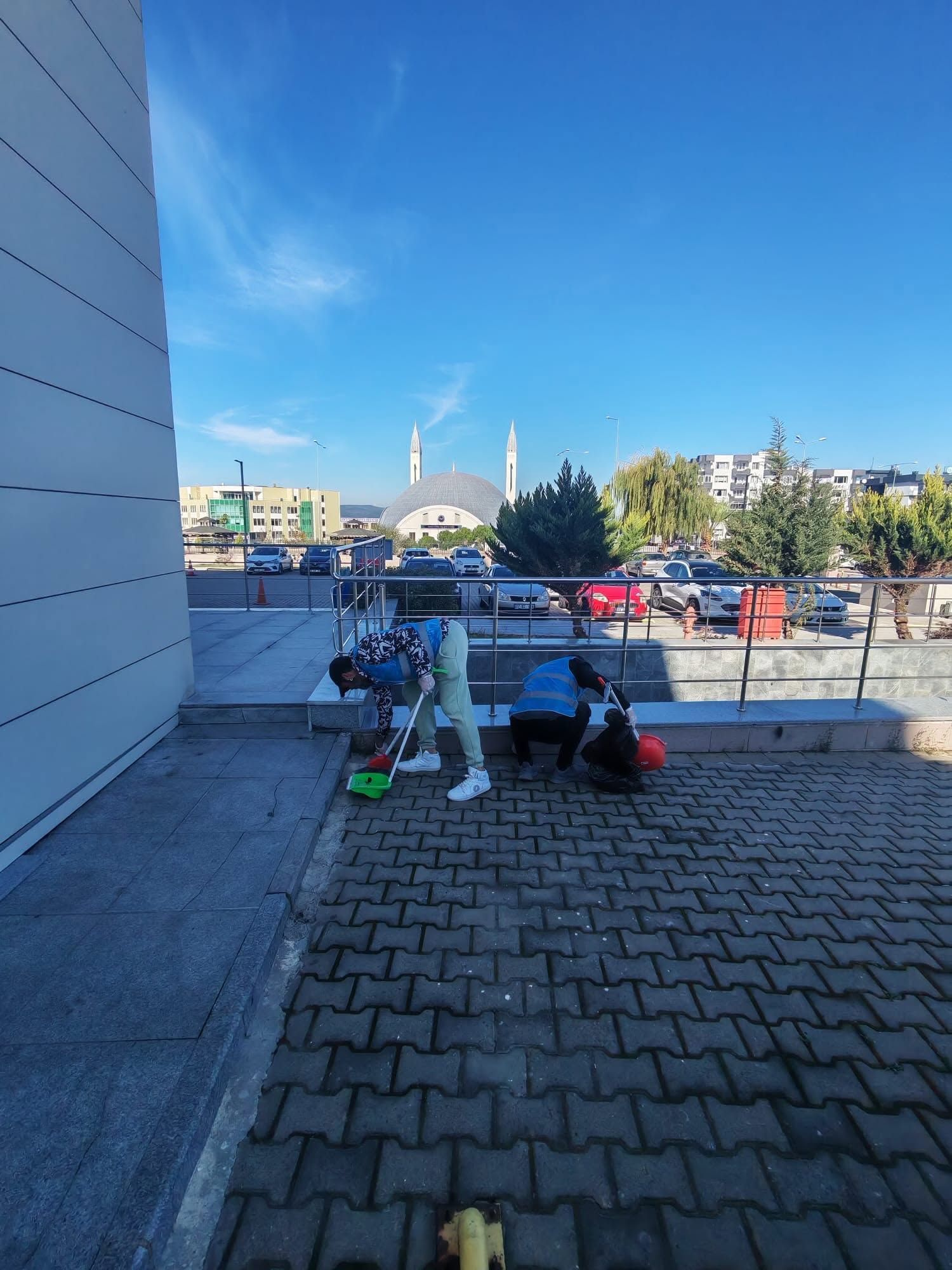 Çanakkale Adliyesi çevresinde yükümlülerden temizlik çalışması