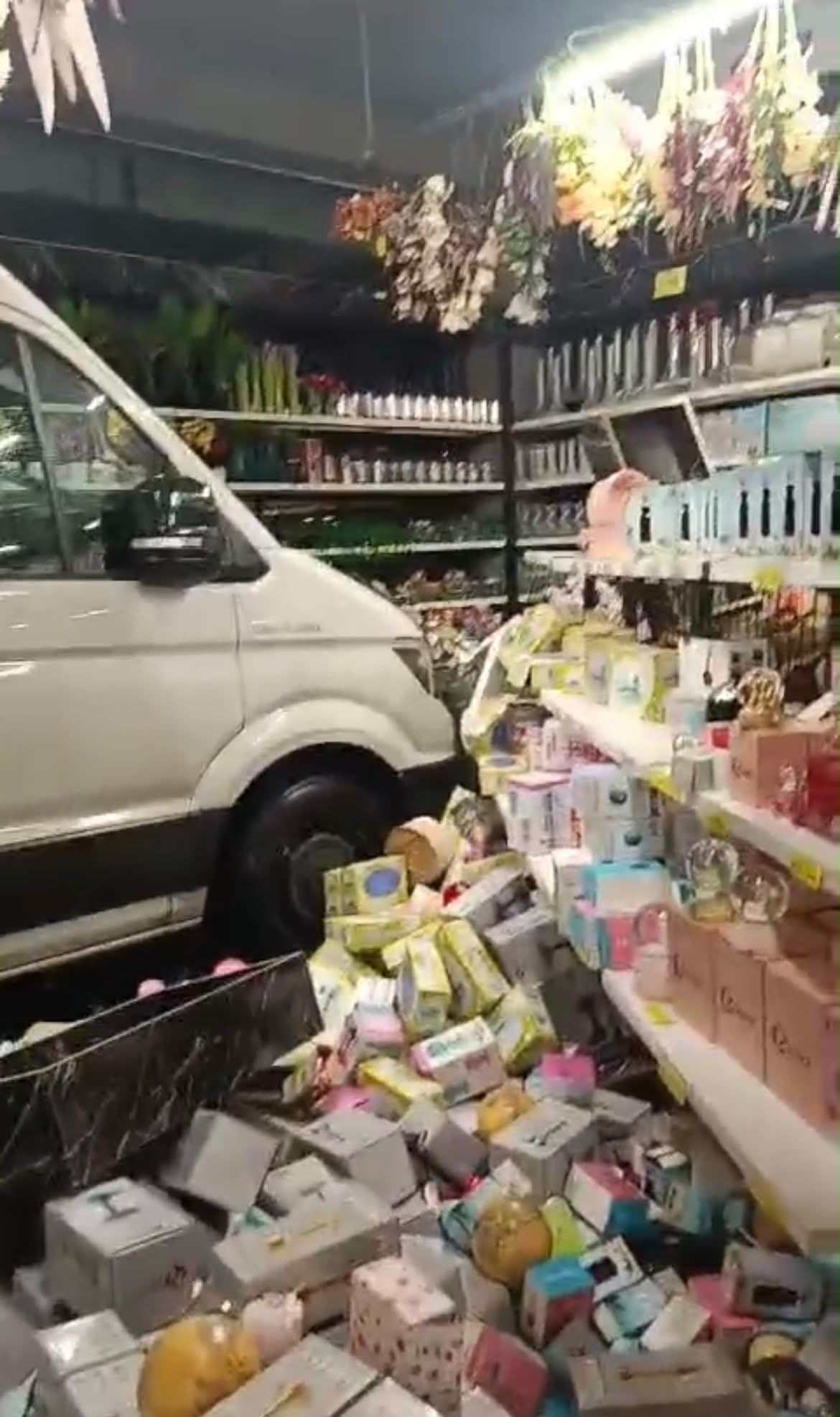 Mağazaya servis aracı daldı: Müşteriler neye uğradığını şaşırdı