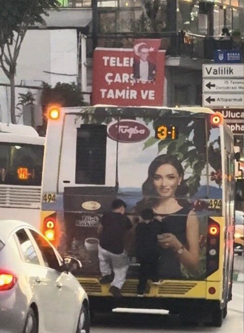 Bursa'da otobüsün arkasında tehlikeli yolculuk