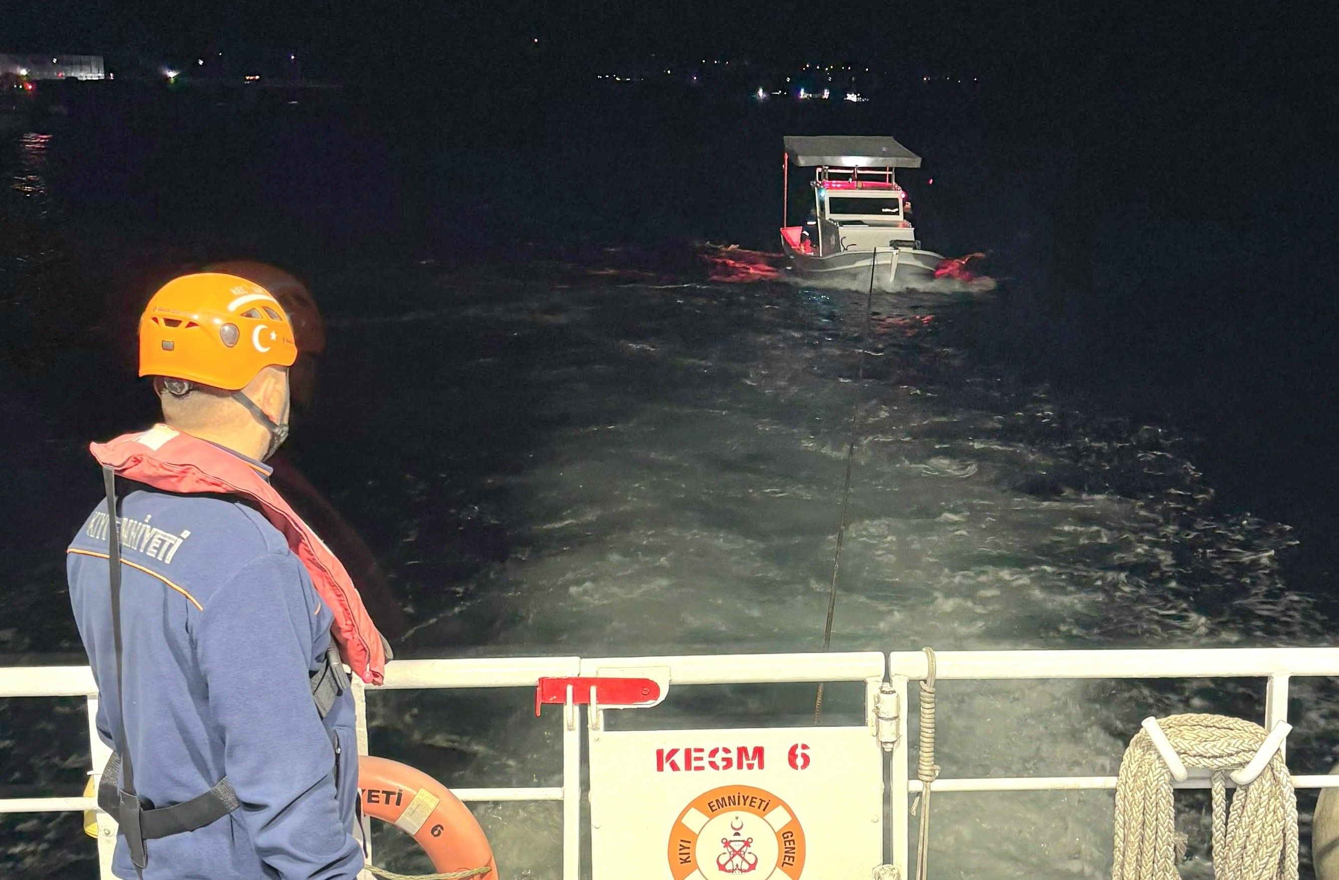 Çanakkale Boğazı’nda sürüklenen teknedeki 2 kişi kurtarıldı