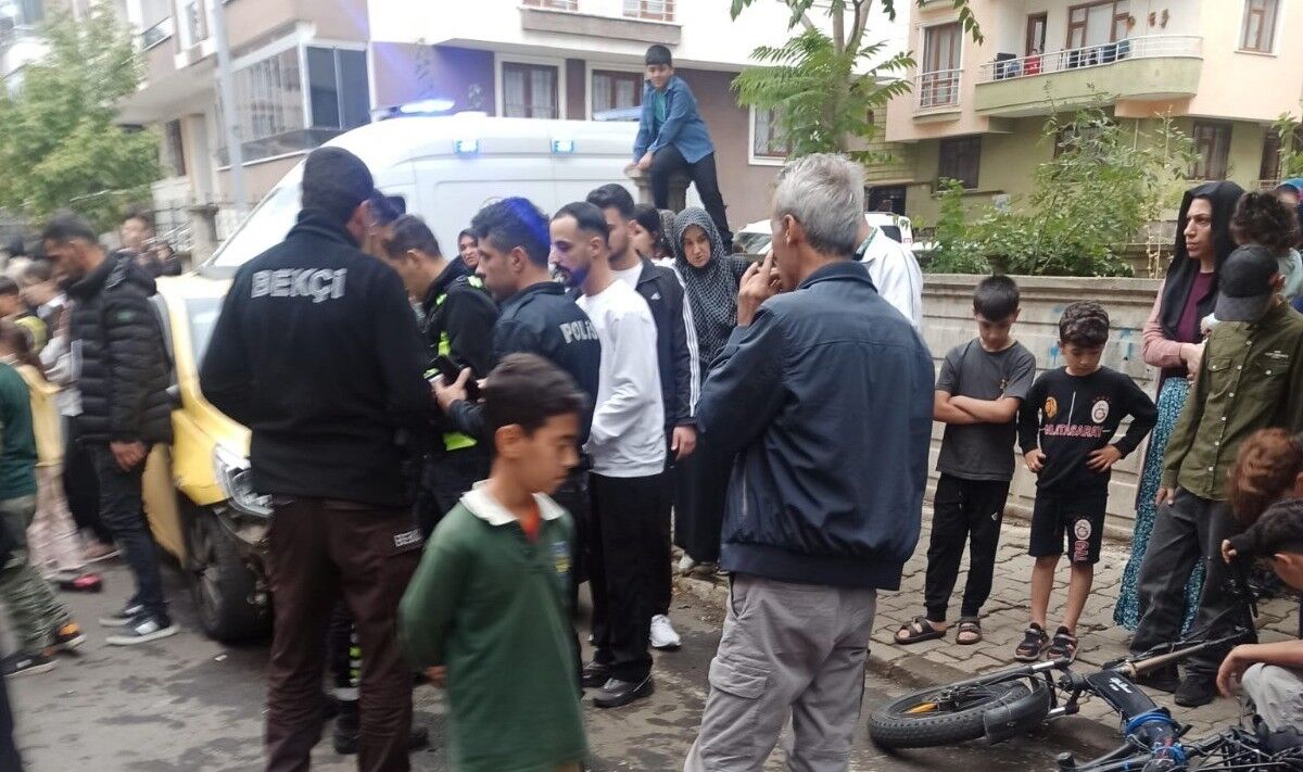 Bingöl'de ticari taksi bisiklete çarptı: 2 yaralı