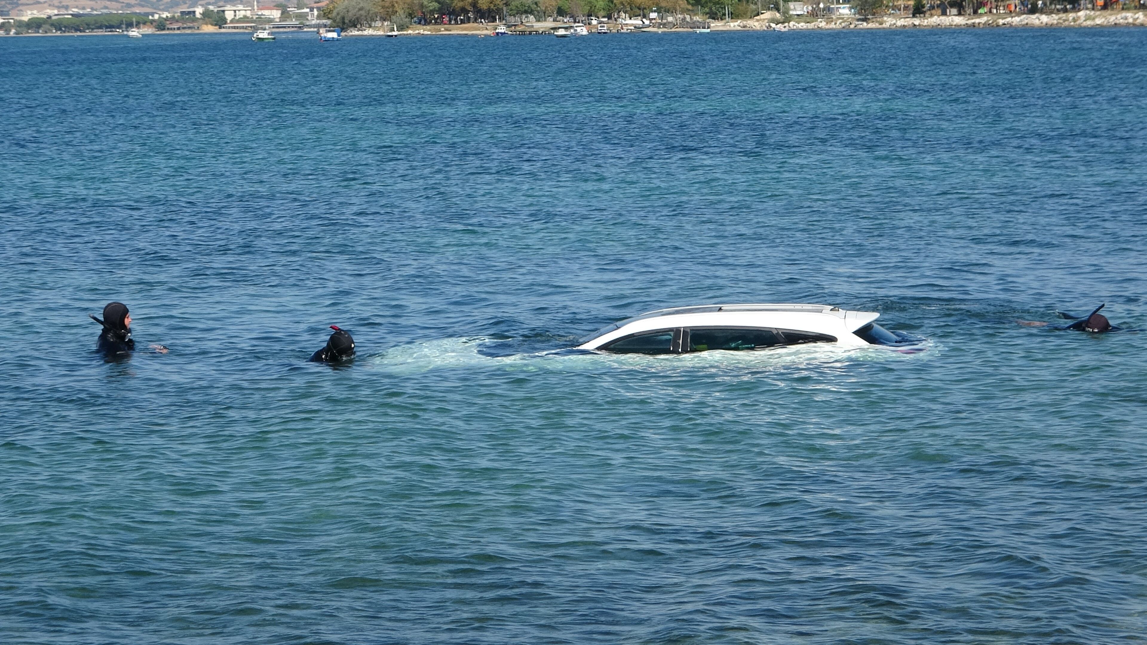 Kepez’de şaşkına çeviren olay; Otomobil denize düştü!